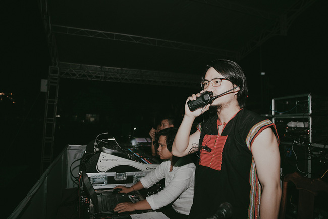 Hoa hậu HHen Niê gây ngỡ ngàng khi ăn mặc như học sinh ngồi xe công nông tiến vào sân khấu-14