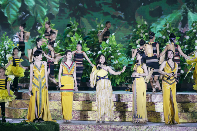 Hoa hậu HHen Niê gây ngỡ ngàng khi ăn mặc như học sinh ngồi xe công nông tiến vào sân khấu-7