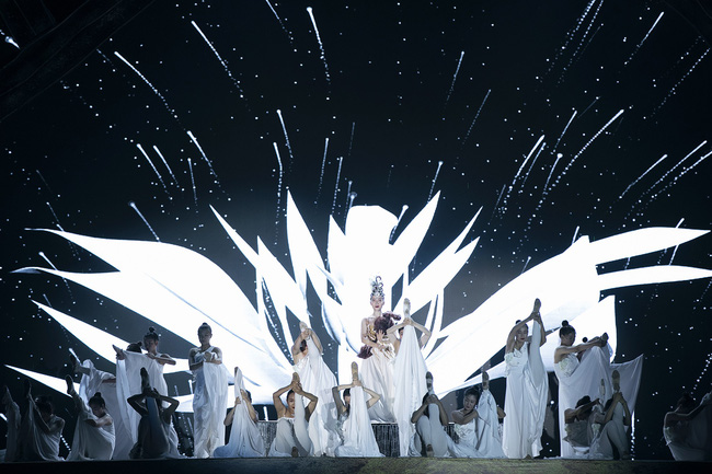 Hoa hậu HHen Niê gây ngỡ ngàng khi ăn mặc như học sinh ngồi xe công nông tiến vào sân khấu-8