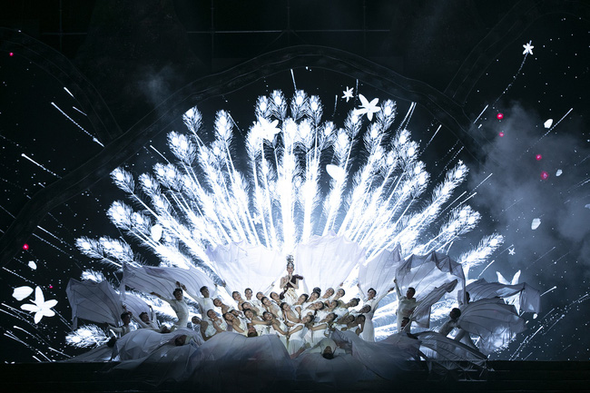 Hoa hậu HHen Niê gây ngỡ ngàng khi ăn mặc như học sinh ngồi xe công nông tiến vào sân khấu-9