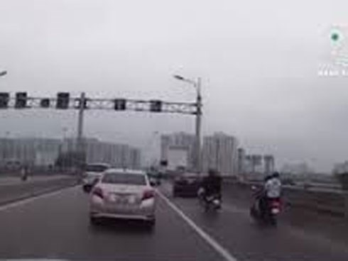 Kinh hoàng ô tô đâm vào dải phân cách rồi lật nghiêng gây tai nạn liên hoàn trên cầu