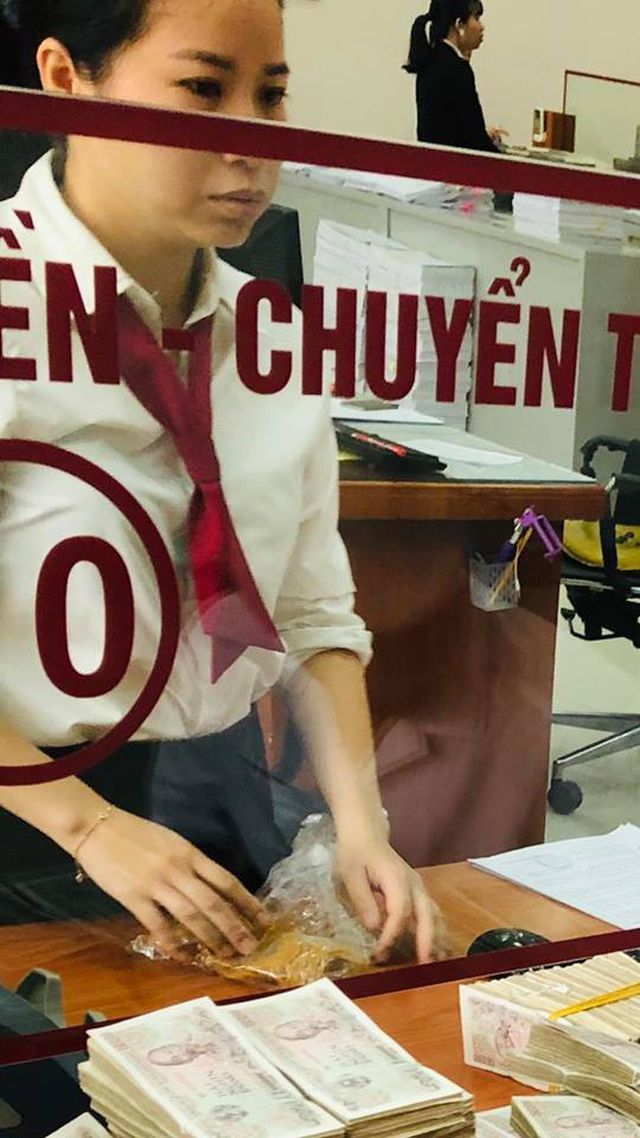 Anh chàng mang 100.000 tờ tiền lẻ 2.000 đồng xếp kín 3 thùng gửi tiết kiệm-2