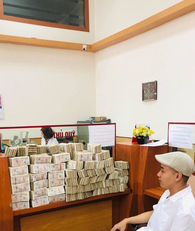 Anh chàng mang 100.000 tờ tiền lẻ 2.000 đồng xếp kín 3 thùng gửi tiết kiệm-4