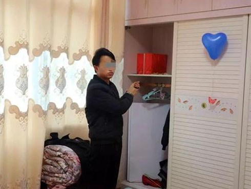 Tới dự đám cưới bạn, chàng trai đột nhập vào phòng tân hôn làm chuyện xấu hổ