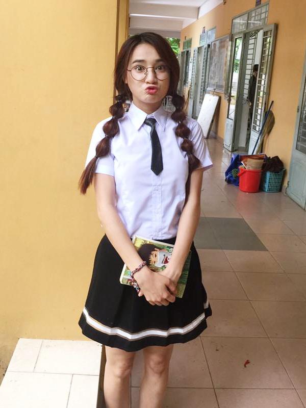 Nhã Phương mặc sơ mi, váy ngắn 30cm trẻ như nữ sinh-10