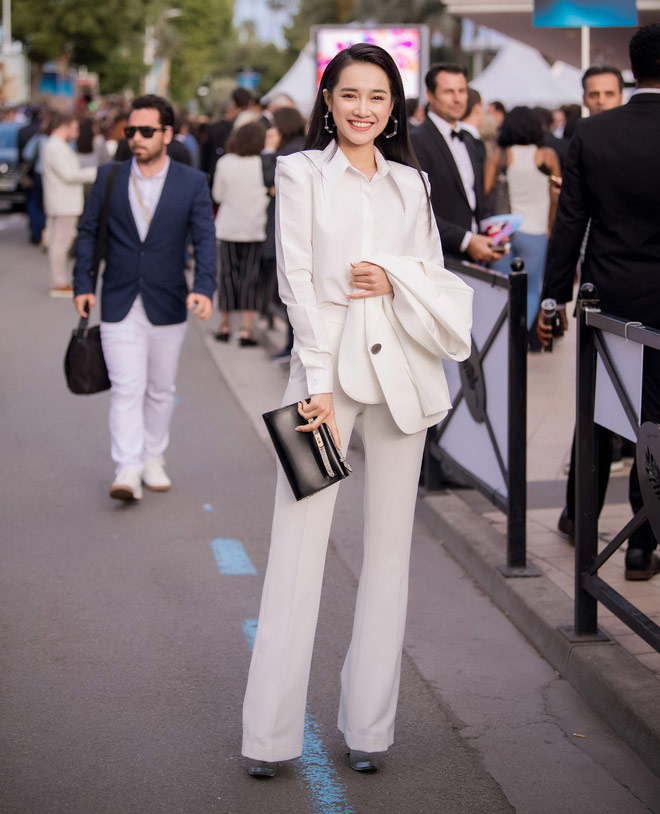 Nhã Phương mặc sơ mi, váy ngắn 30cm trẻ như nữ sinh-12