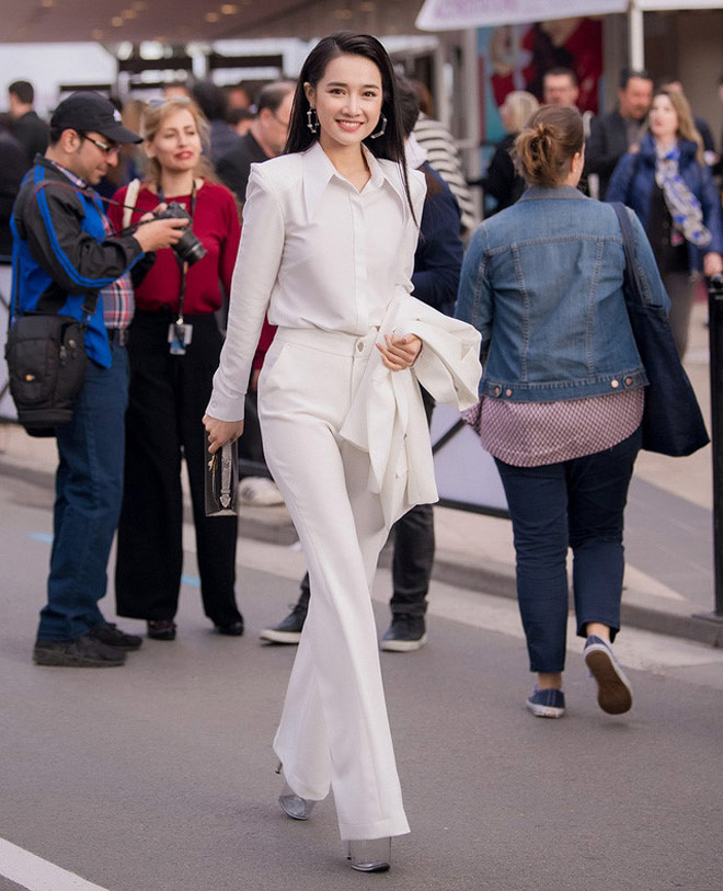 Nhã Phương mặc sơ mi, váy ngắn 30cm trẻ như nữ sinh-13