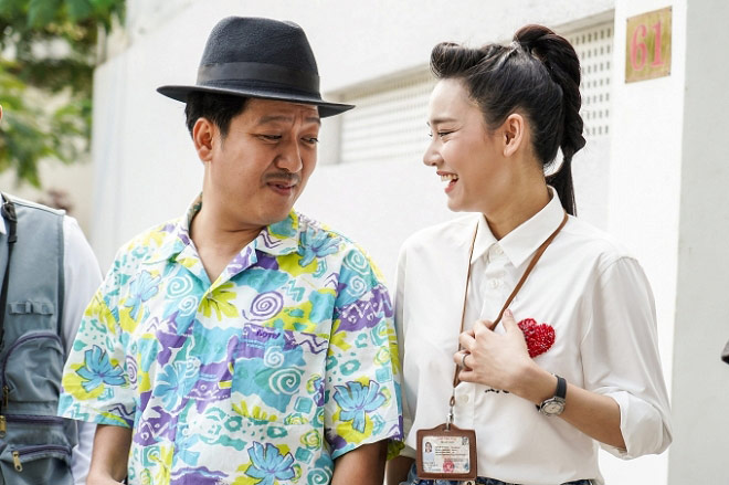 Nhã Phương mặc sơ mi, váy ngắn 30cm trẻ như nữ sinh-3