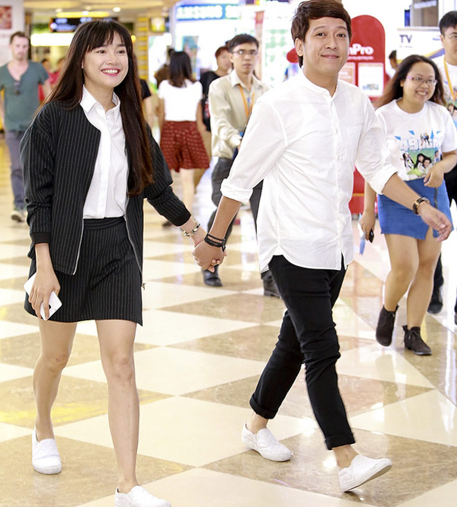 Nhã Phương mặc sơ mi, váy ngắn 30cm trẻ như nữ sinh-5