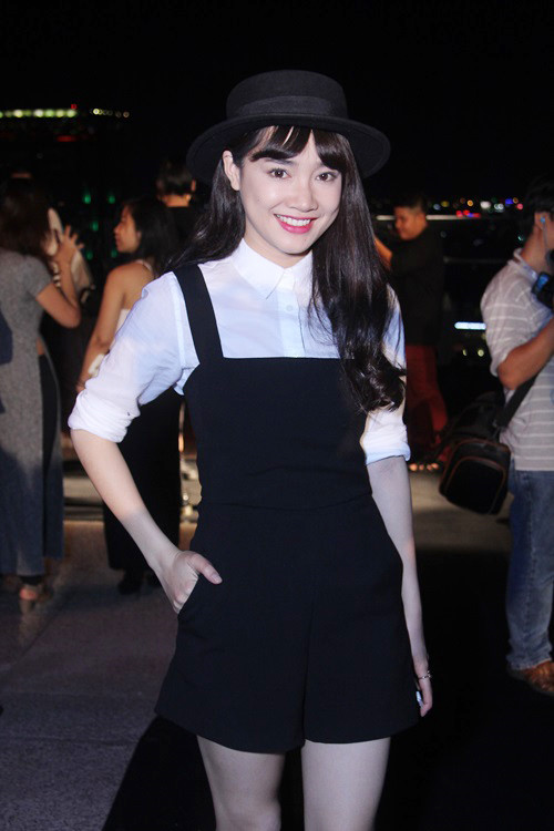 Nhã Phương mặc sơ mi, váy ngắn 30cm trẻ như nữ sinh-7