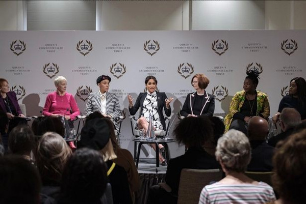 Meghan bị chỉ trích vì mặc bộ váy phản cảm trong sự kiện chào mừng Ngày quốc tế phụ nữ và tiếp tục để lộ dấu hiệu bất thường về bụng bầu 8 tháng-2