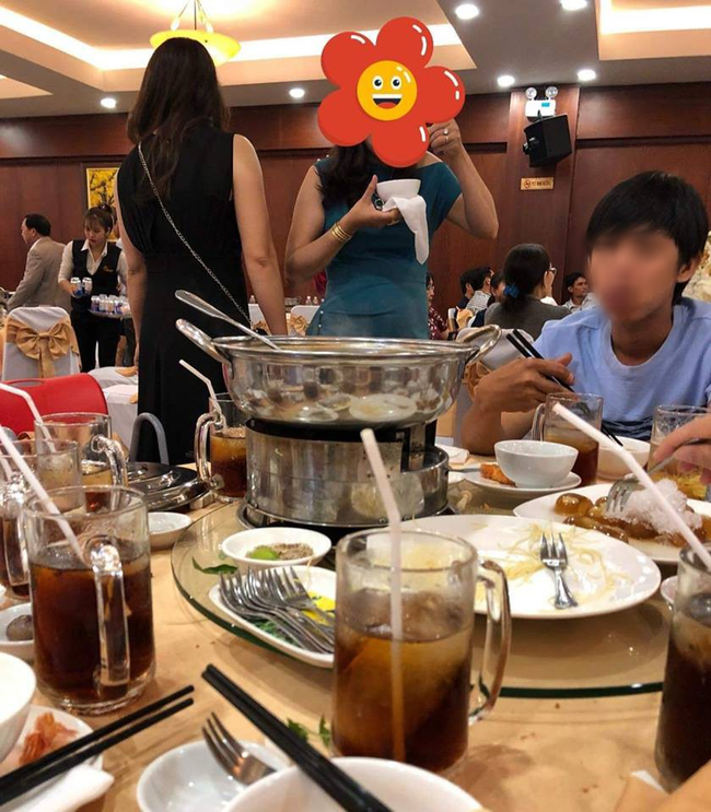 Đi ăn cưới, cả bàn á khẩu khi bị hai bà chị lạ mặt xộc sang khoắng sạch nồi lẩu, còn hỏi nhau Ăn nữa không-1