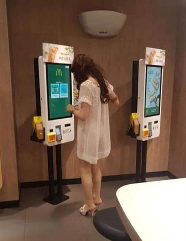 Cô gái đi mua đồ với chiếc váy mỏng tang như màn tuyn, nhìn thấu cả nội y-1