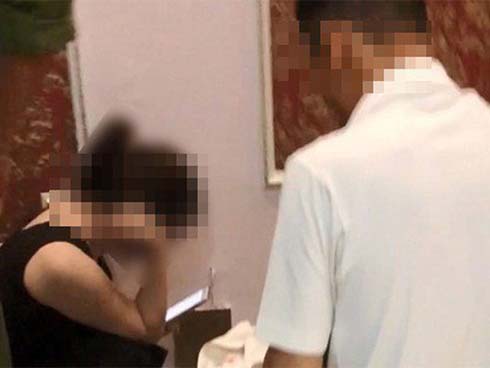 Mẹ nam sinh phản pháo về tin đồn cô giáo cùng con vào khách sạn: Con tôi không muốn đi học nữa-4