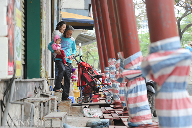 Hà Nội: Nhà trên phố Đào Tấn đồng loạt... chống nạng-6