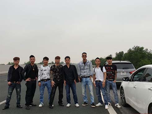 Bị xử lý, Khá bảnh vẫn cãi cùn về việc dàn hàng chụp ảnh trên cao tốc: Đến đấy có làn đường đỗ xe nên Bảnh... đi vệ sinh thôi”-4