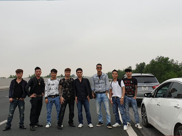 Xác minh, xử lý nhóm Khá Bảnh thản nhiên dừng xe trên cao tốc rồi dàn hàng chụp ảnh-1