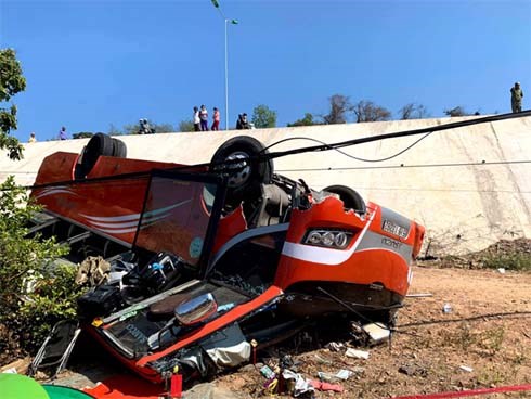 Tài xế xe chở khách Hàn Quốc lao xuống vực đã tử vong