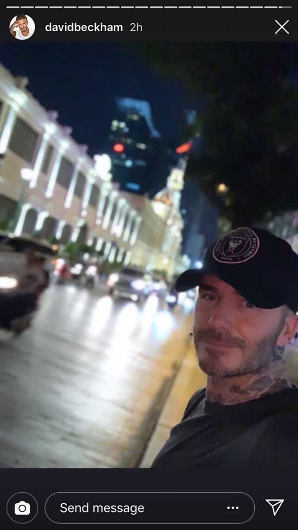 David Beckham khoe ngay clip thả tim và ảnh selfie dạo phố Sài Gòn lên Instagram sau chuỗi sự kiện tại Việt Nam-2
