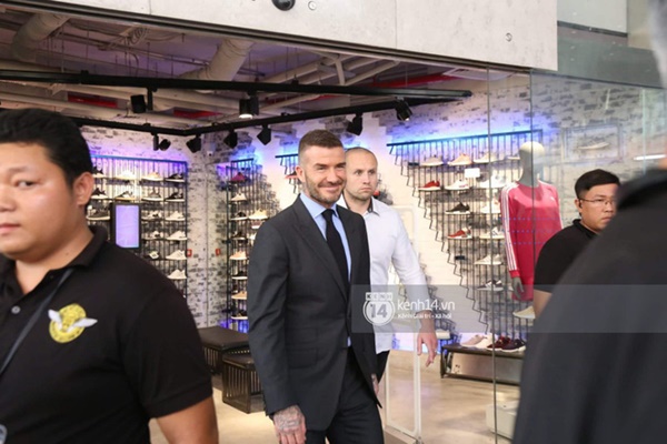 David Beckham khoe ngay clip thả tim và ảnh selfie dạo phố Sài Gòn lên Instagram sau chuỗi sự kiện tại Việt Nam-5