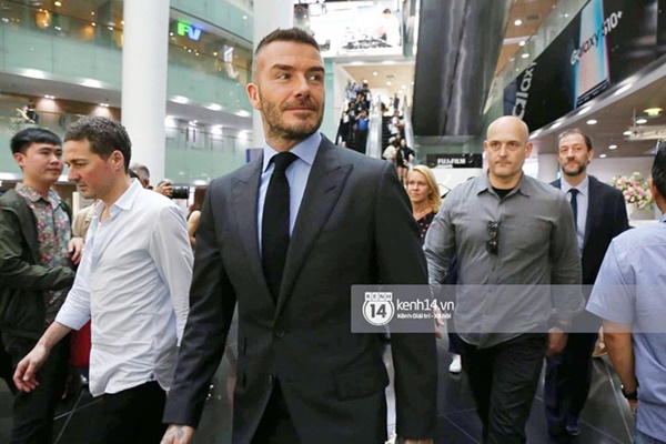 David Beckham khoe ngay clip thả tim và ảnh selfie dạo phố Sài Gòn lên Instagram sau chuỗi sự kiện tại Việt Nam-7