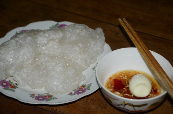 Bột sắn chấm nước mắm: nghe thấy kì mà lại là món tuổi thơ của rất nhiều người-3