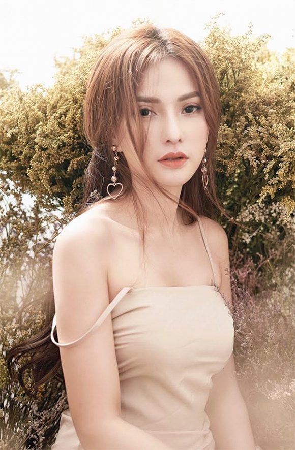 Diện menswear Thu Thủy vẫn gợi cảm và cuốn hút với mốt không nội y-1