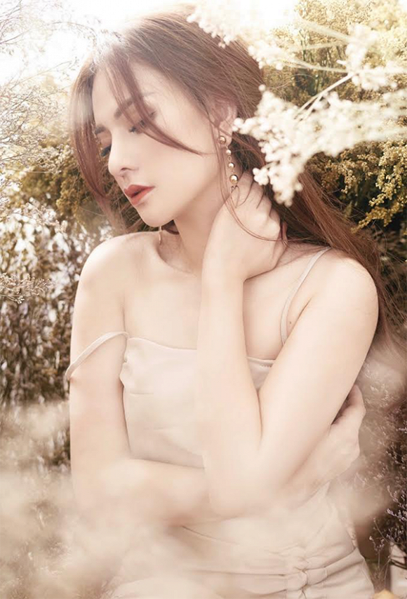 Diện menswear Thu Thủy vẫn gợi cảm và cuốn hút với mốt không nội y-2