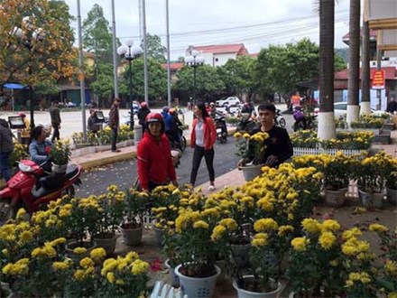 Dân đánh xe tải đến ga Đồng Đăng 