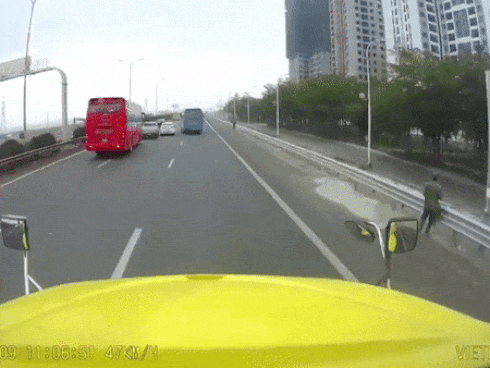 Xe khách, ô tô đâm nhau liên hoàn trên cao tốc Pháp Vân - Cầu Giẽ