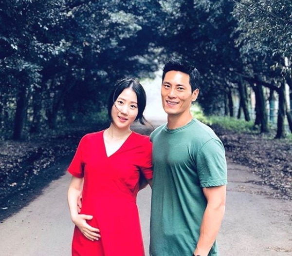 Những ông chồng nghiện vợ đáng ngưỡng mộ nhất Kbiz: Kết hôn với tình đầu, từ bỏ sự nghiệp để theo đuổi nửa kia-11