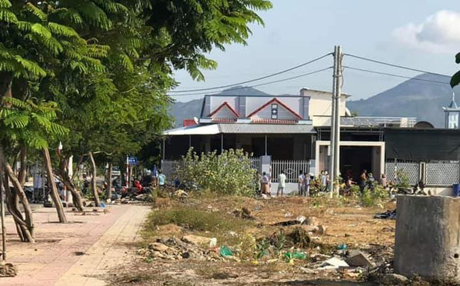 Chồng dùng hung khí tự đâm vào người, bên cạnh là thi thể vợ với nhiều thương tích-1