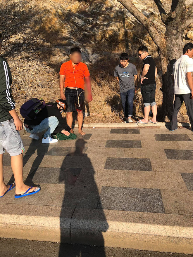 Clip: Nam thanh niên Vũng Tàu liều lĩnh leo núi đá cheo leo bằng tay không rồi bất ngờ rơi xuống khiến nhiều người thót tim-4