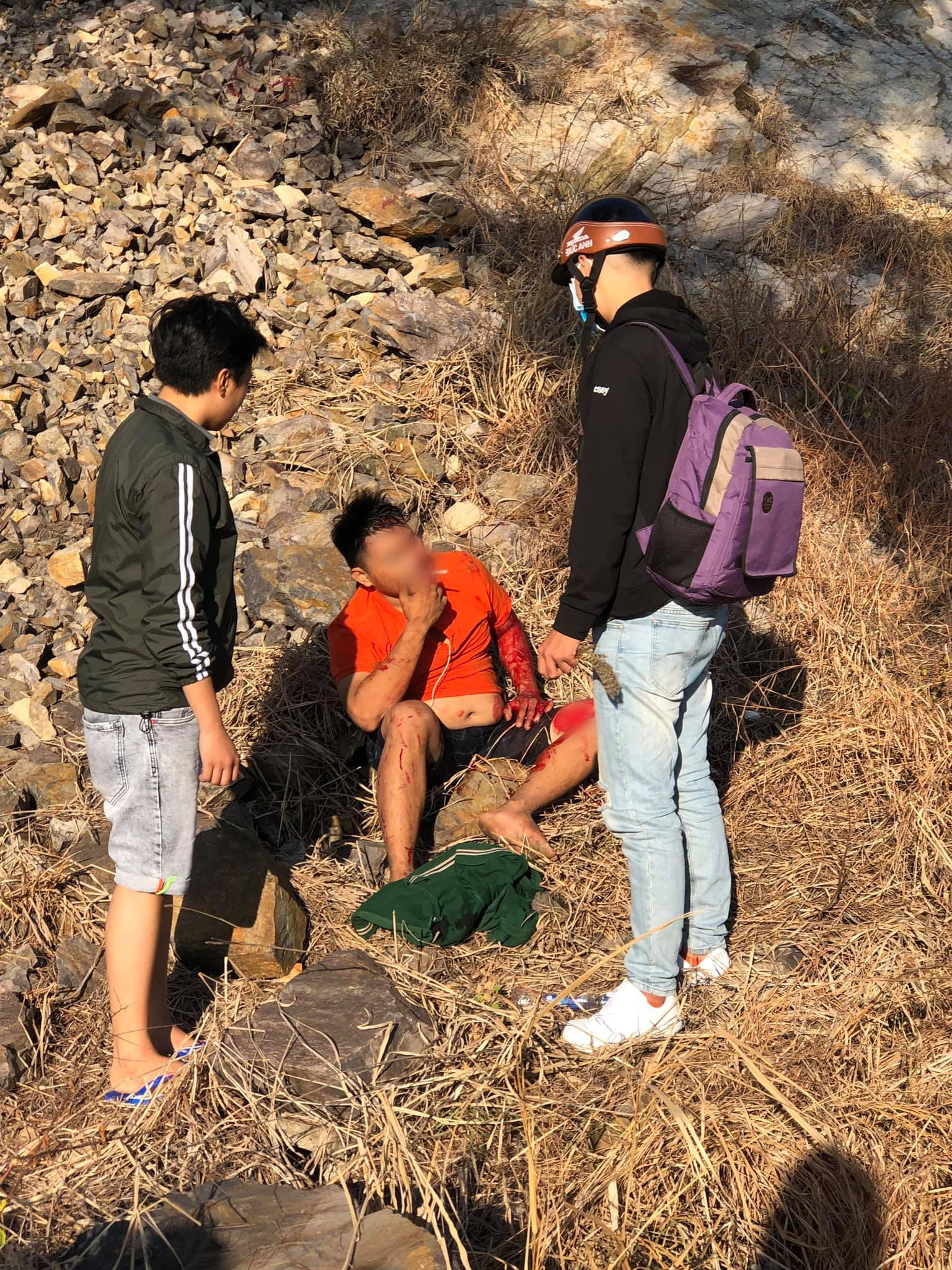 Clip: Nam thanh niên Vũng Tàu liều lĩnh leo núi đá cheo leo bằng tay không rồi bất ngờ rơi xuống khiến nhiều người thót tim-6