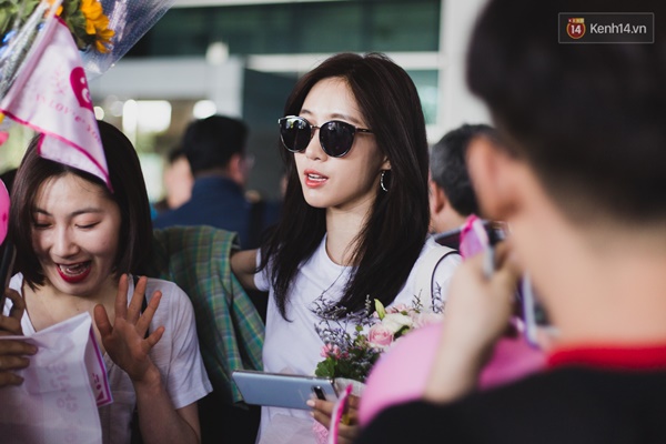 Eunjung (T-ara) khoe body nuột dù mặc giản dị tại sân bay Tân Sơn Nhất, nhưng gây chú ý hơn là thái độ của fan Việt-6