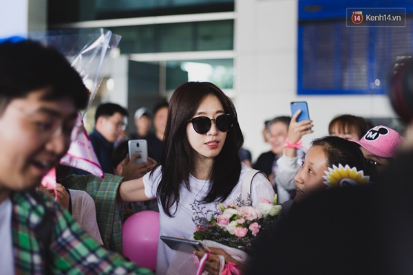 Eunjung (T-ara) khoe body nuột dù mặc giản dị tại sân bay Tân Sơn Nhất, nhưng gây chú ý hơn là thái độ của fan Việt-8