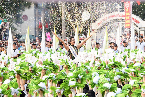 Hoa hậu lộng lẫy giữa Lễ hội Đường phố Buôn Ma Thuột-1