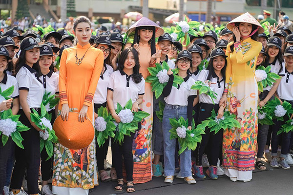 Hoa hậu lộng lẫy giữa Lễ hội Đường phố Buôn Ma Thuột-2