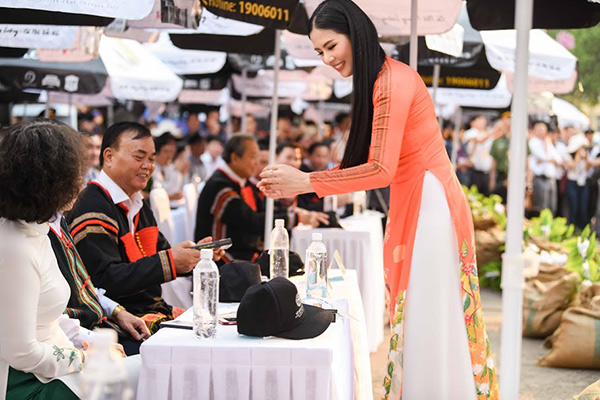 Hoa hậu lộng lẫy giữa Lễ hội Đường phố Buôn Ma Thuột-4