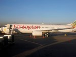 Hình ảnh cuối cùng của cặp đôi trẻ trước khi máy bay rơi ở Ethiopia, đáng chú ý là biểu cảm lạ được cho là điềm báo của người chồng-4