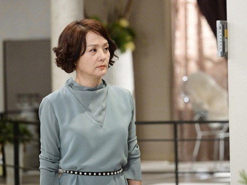 Thấy con trai rửa bát, mẹ chồng phán 