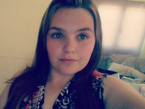 Bé gái bị bỏ rơi trong căn nhà ngập rác, gián, không biết nói và giao tiếp xã hội-5