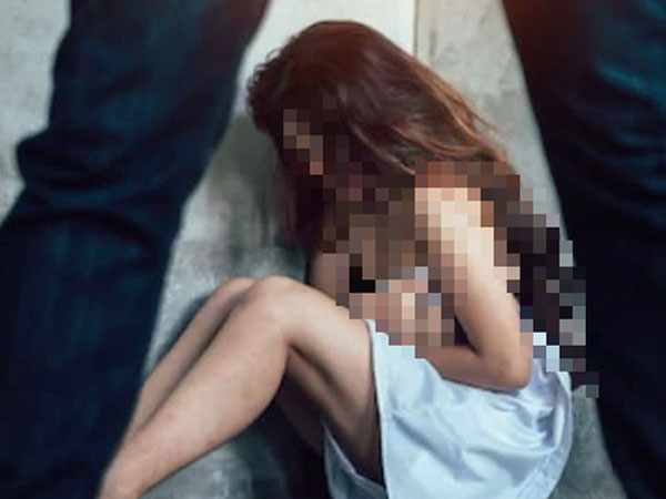 Gã trai 17 tuổi bị tố khống chế bé gái, ép làm chuyện người lớn trên tầng thượng chung cư-1