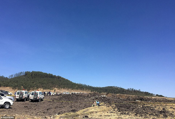 Vụ máy bay Ethiopia rơi: Hiện trường thảm khốc thi thể nạn nhân nằm la liệt, người thân hành khách gục ngã khi nghe tin dữ-1