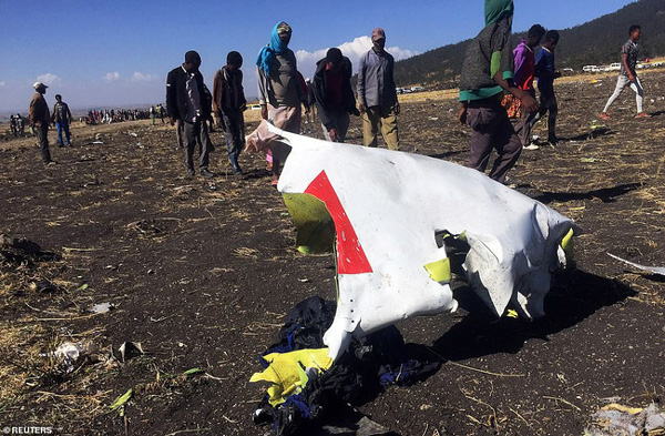 Vụ máy bay Ethiopia rơi: Hiện trường thảm khốc thi thể nạn nhân nằm la liệt, người thân hành khách gục ngã khi nghe tin dữ-3