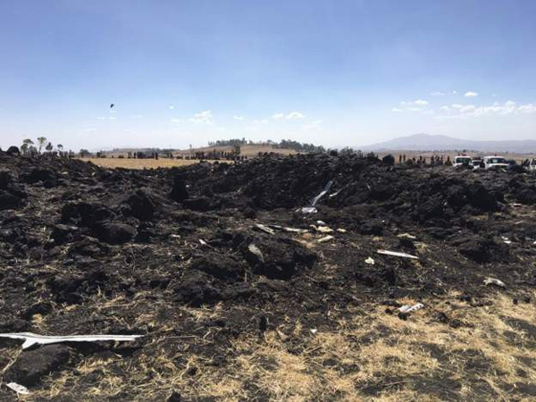 Vụ máy bay Ethiopia rơi: Hiện trường thảm khốc thi thể nạn nhân nằm la liệt, người thân hành khách gục ngã khi nghe tin dữ-4