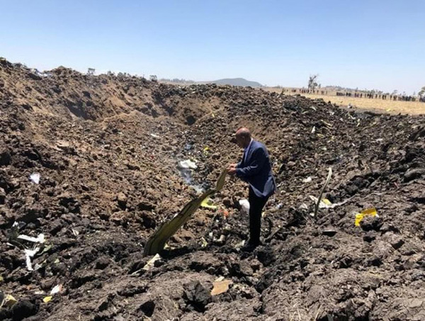 Vụ máy bay Ethiopia rơi: Hiện trường thảm khốc thi thể nạn nhân nằm la liệt, người thân hành khách gục ngã khi nghe tin dữ-5