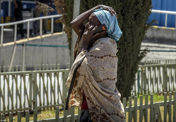 Vụ máy bay Ethiopia rơi: Hiện trường thảm khốc thi thể nạn nhân nằm la liệt, người thân hành khách gục ngã khi nghe tin dữ-6