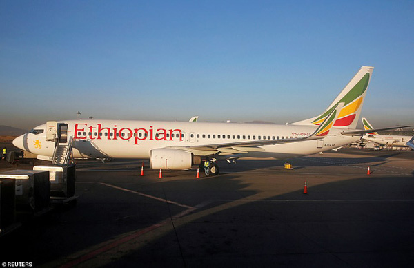 Vụ máy bay Ethiopia rơi: Hiện trường thảm khốc thi thể nạn nhân nằm la liệt, người thân hành khách gục ngã khi nghe tin dữ-14