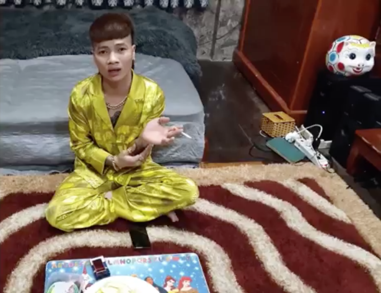 Bị xử lý, Khá bảnh vẫn cãi cùn về việc dàn hàng chụp ảnh trên cao tốc: Đến đấy có làn đường đỗ xe nên Bảnh... đi vệ sinh thôi”-2